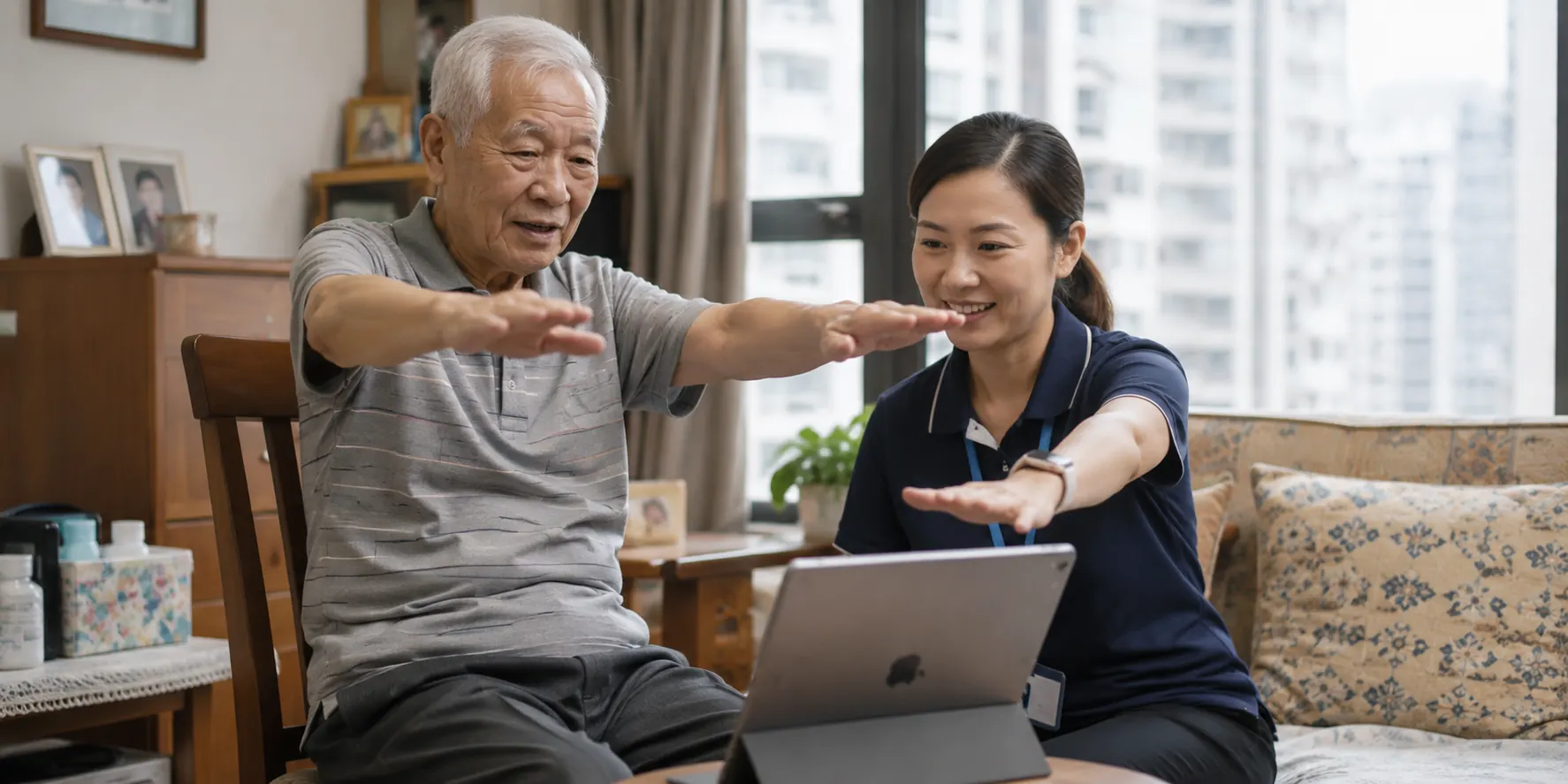 家居照顧人員協助長者進行居家訓練